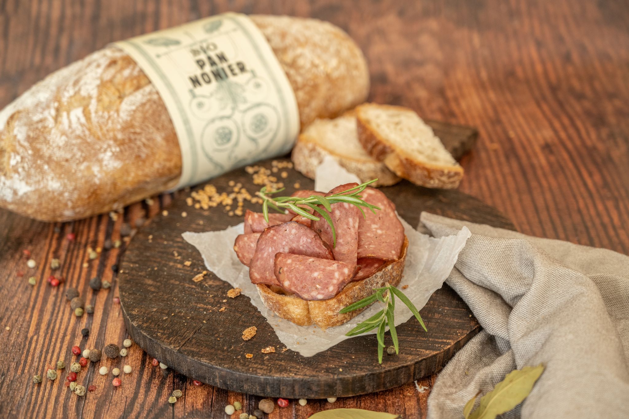 Wildwurst klassik mit Bio Pannonier Brot Wildspezialitäten Esterhazy Pannatura