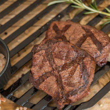 Bio Angus Hüftsteak angerichtet mit Salz und Rosmarin Bio Landgut Esterhazy