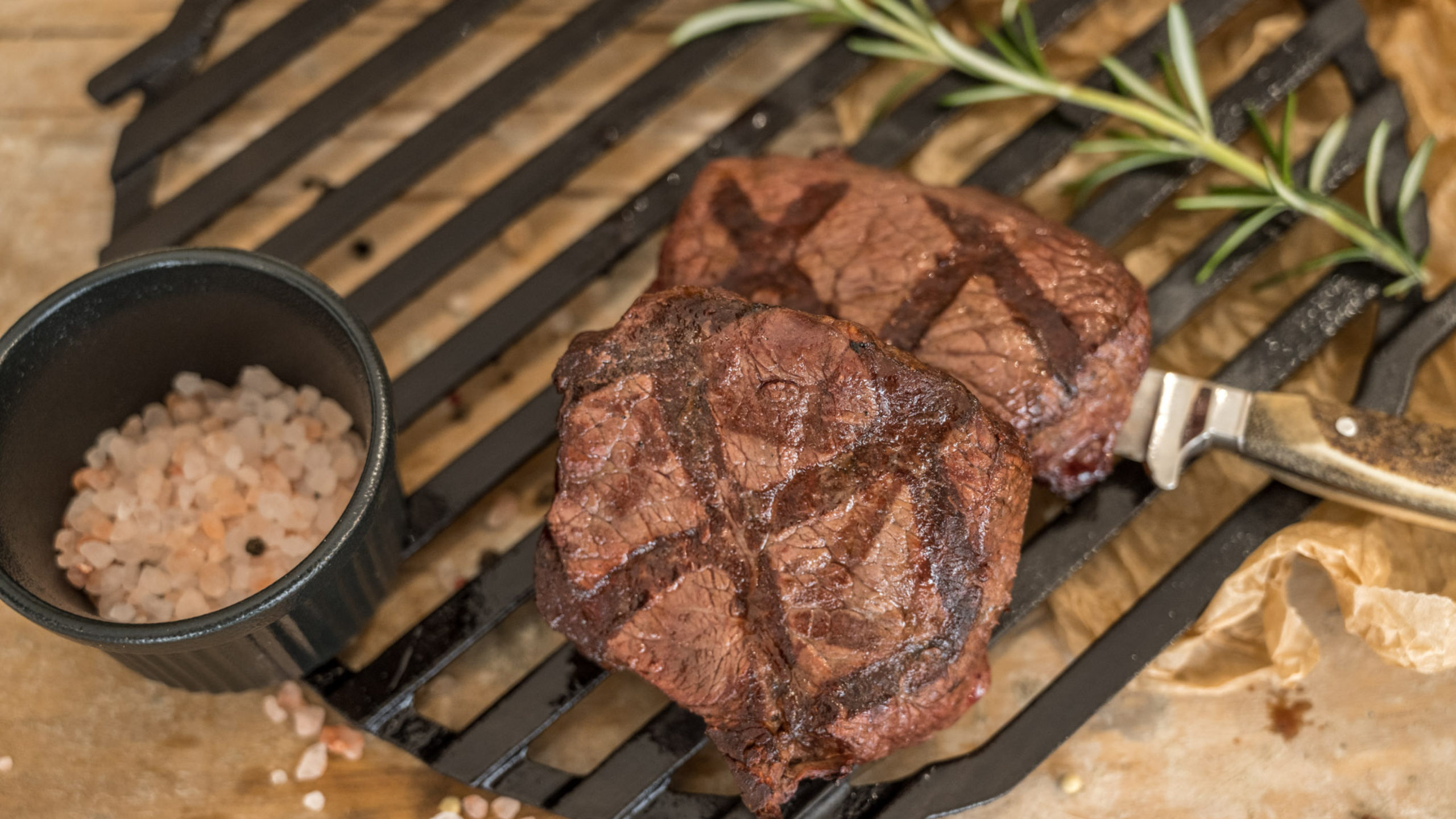 Bio Angus Hüftsteak angerichtet mit Salz und Rosmarin Bio Landgut Esterhazy